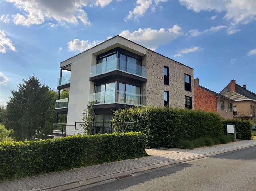 Bent u op zoek naar een unieke penthouse in Landen. Dan moet u snel zijn. Dit appartement is als enige gelegen op de bovenverdieping van een kleinscha