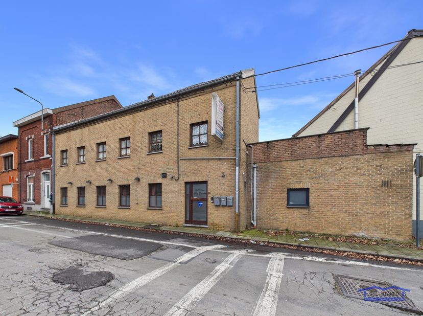 À Vendre : Immeuble mixte à Manage !<br />
Situé à Rue Neuve, 33 à 7170 Manage, cet immeuble mixte comprenant un restaurant et une salle ainsi que 2 a