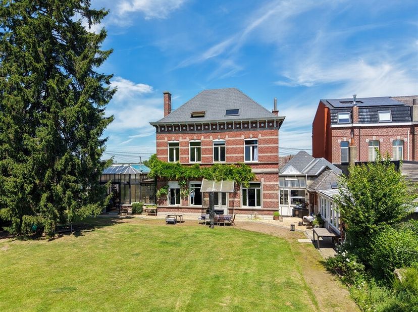 Sur un joli terrain arboré de 3920 m2 exposé plein sud, nous vous invitons à découvrir cette jolie maison bourgeoise bien connue dans l'entité. <br />