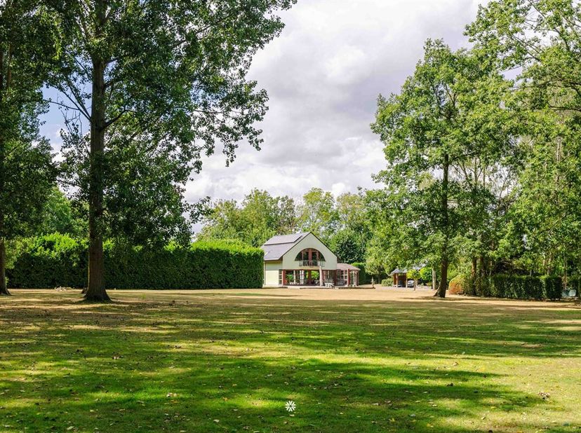Découvrez l'exceptionnel domaine « Lysdonck », un parc exclusif d'environ 5 hectares où calme, intimité et nature se marient à merveille. Situé à Sina