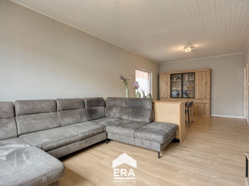Deze instapklare halfopen woning is gelegen in een rustige straat in Grote-Brogel, op een centrale ligging tussen Peer en Bocholt. Met de lagere schoo
