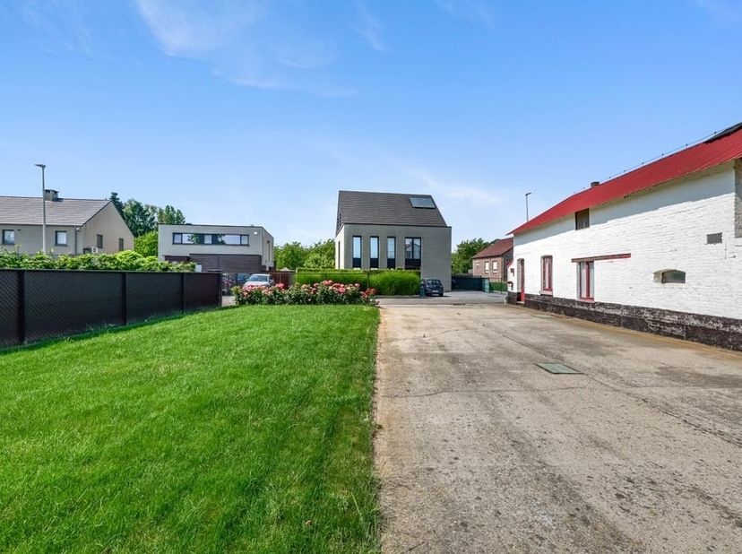 In de Nonnenmielenseweg 25 in Sint-Truiden bevindt zich deze ruime open bebouwing, ideaal voor wie op zoek is naar een comfortabele gezinswoning met v