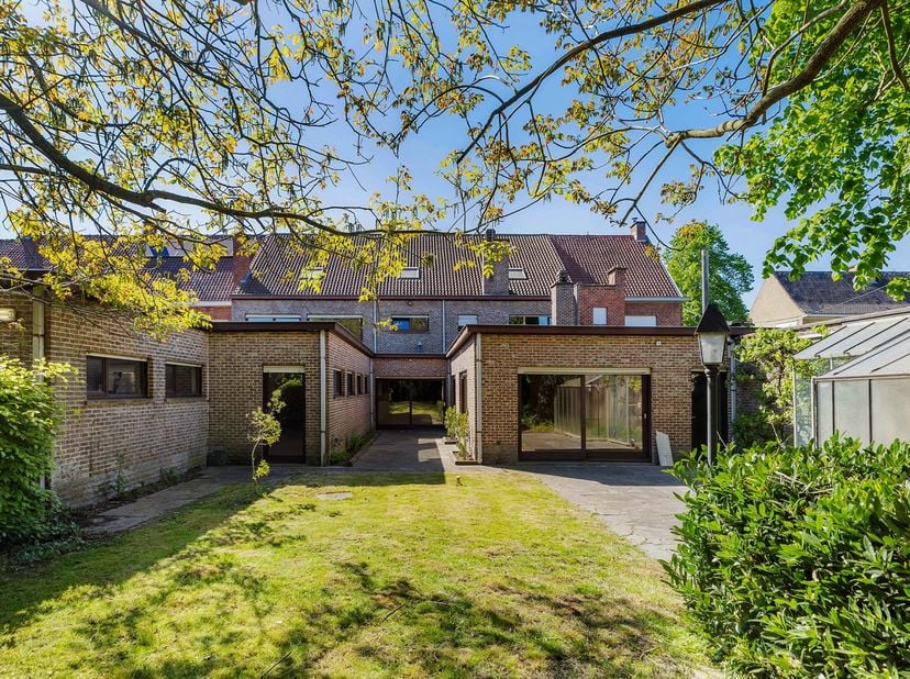 Een karaktervolle, bijzonder ruime woning met een bruikbare vloeroppervlakte van +/- 564 m² met een inconsistente praktijk- of handelsruimte van +/- 2