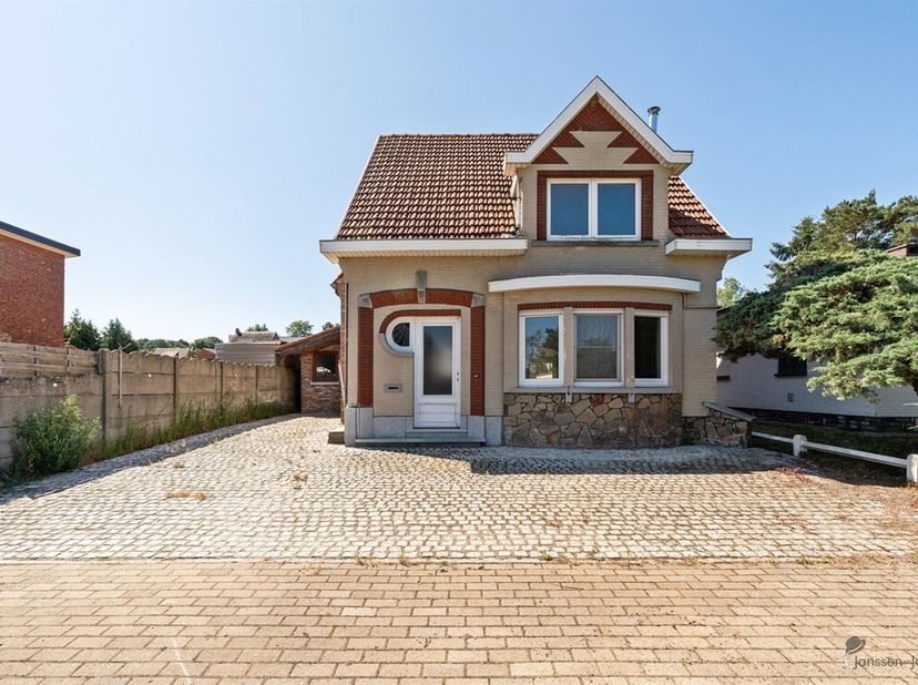 Bent u op zoek naar een woning die u volledig naar uw eigen smaak kunt renoveren? Dan is deze ruime gezinswoning in het hart van Gelrode beslist een b