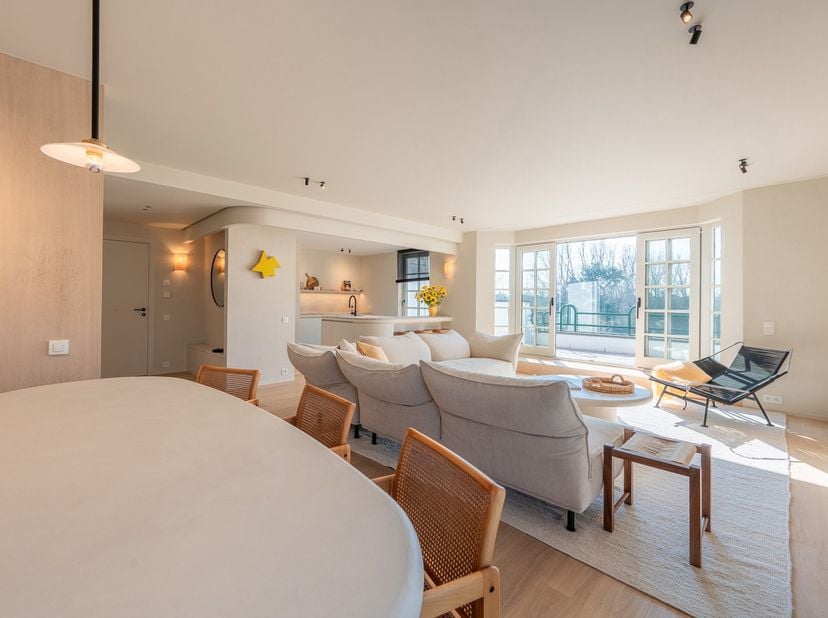 High-end gerenoveerd hoekappartement in het prestigieuze domein Tennis Gardens, vlakbij het strand en de zee - een privé park van +/- 5 hectare. Indel