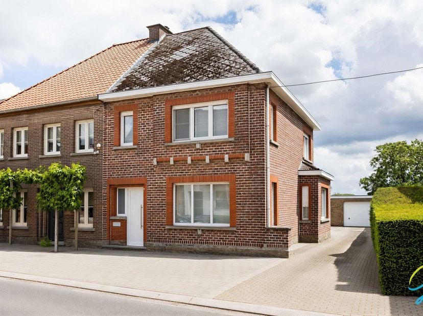 Deze te renoveren woning biedt een uitstekende kans voor wie op zoek is naar een huis met veel potentieel. Dankzij de ruime indeling en de grote tuin