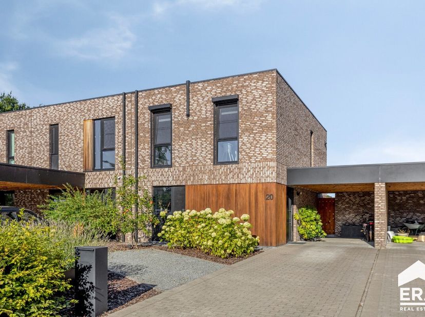 LOMMEL: recente (2023) woning met 3 slaapkamers gelegen in bosrijke omgeving op 5 minuten van Nederlandse grens. inkomhal met afzonderlijk toilet en v