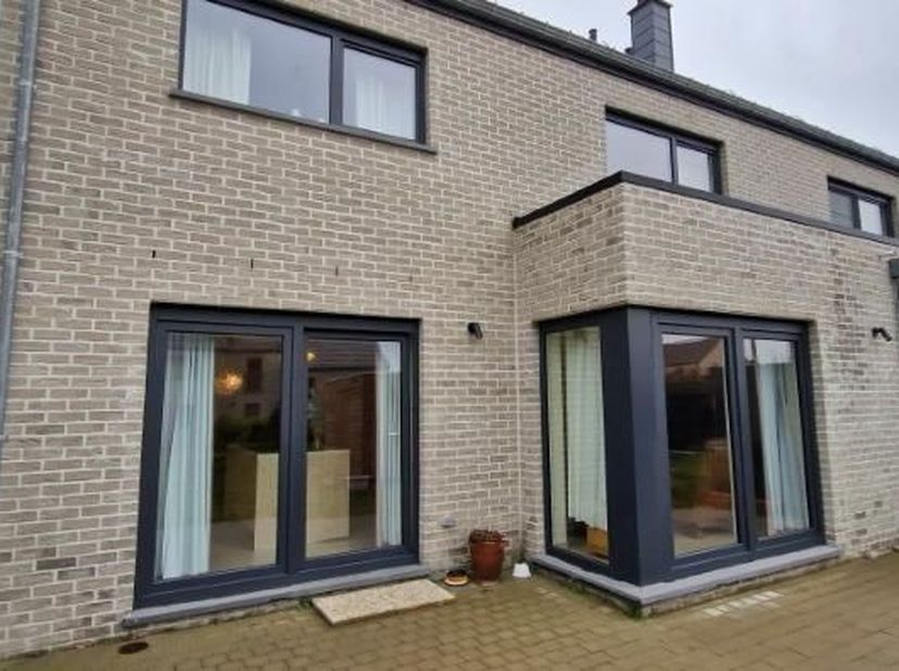 Ruime NIEUWBOUWWONING met 3 slaapkamers, garage en tuintje. Indeling: inkom, vestiaire, aparte lavabo, gastentoilet met lavabo, ruime living, veel lic