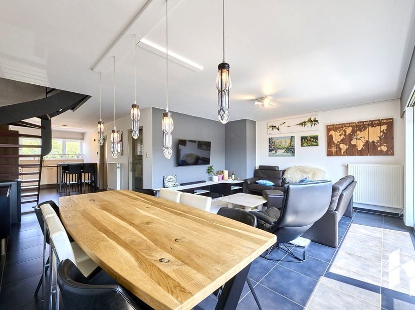 Dit instapklare appartement is gelegen op de eerste verdieping van een kleinschalig gebouw. Het is zeer ruim en heeft een zeer praktische indeling.<br