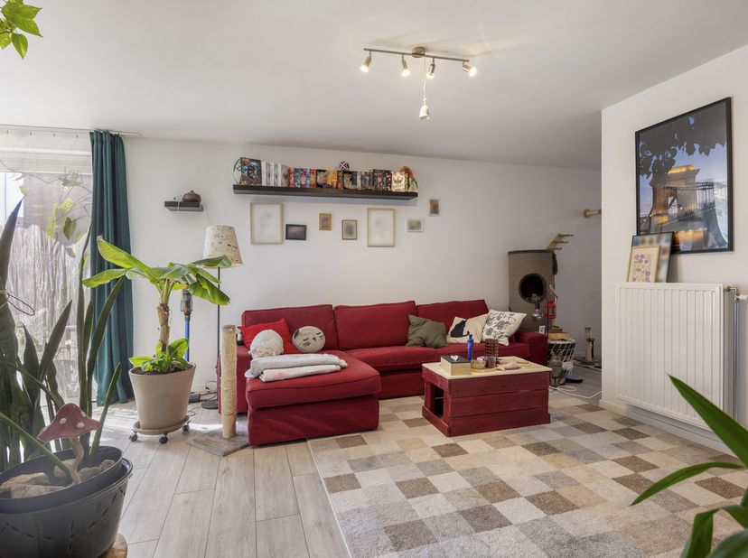 Bent u op zoek naar een comfortabel, goed ingedeeld en instapklaar appartement met een aangename buitenruimte? Dan is dit gelijkvloers appartement, ge