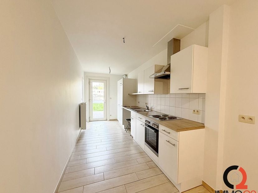 Centraal gelegen gelijkvloers appartement met tuin en terras.<br />
Bestaande uit: <br />
+ Leefruimte met veel lichtinval<br />
+ Badkamer met douche