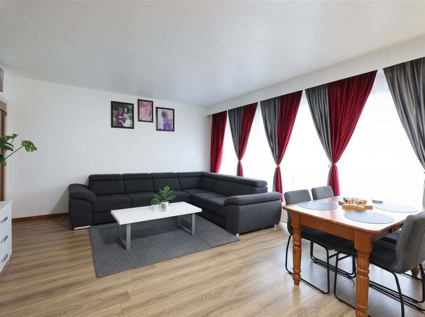 Centraal gelegen lichtrijk appartement met 2 slaapkamers én terras nabij het centrum van Hasselt<br />
<br />
Omgeving:<br />
+ Centrale ligging op