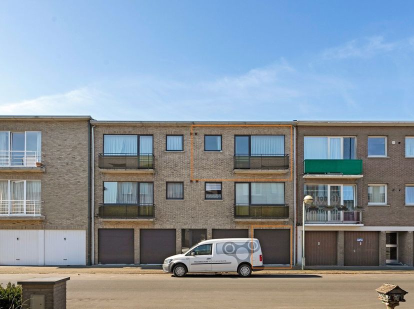Dit appartement is gunstig gelegen nabij Verbrandendijk en Dorp Oost. Het appartement 84m² (2eV-Rechts) omvat een inkom met gastentoilet en vestiaire,