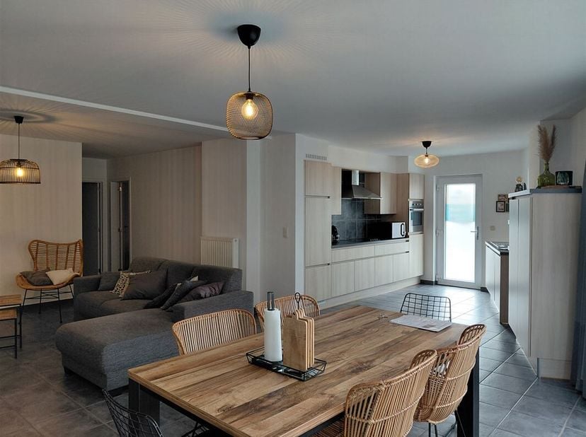 Vraag uw bezoek aan via info@optimusvastgoed.be!<br />
TE HUUR: Appartement met 1 slaapkamer en dressing!<br />
Dit verzorgd appartement met 1 slaapka