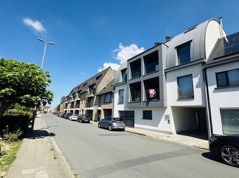Dit gezellig en lichtrijk nieuwbouwappartement met een verfijnde afwerkingsgraad is gelegen in een kleine residentie in het centrum van Oostkamp, op w