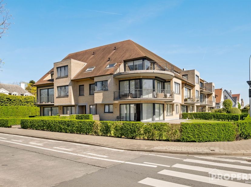 Dit luxe appartement in de Koning Leopold III-laan, een van de meest prestigieuze buurten in Kortrijk is een uitzonderlijke kans in een appartementsbl