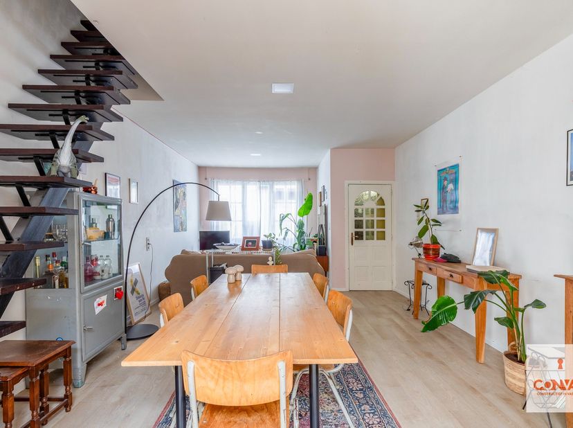 Deze woning is gelegen in een gezellige buurt met een uitstekende Mobiscore van 8,8/10. Winkels, scholen en openbaar vervoer bevinden zich in de direc