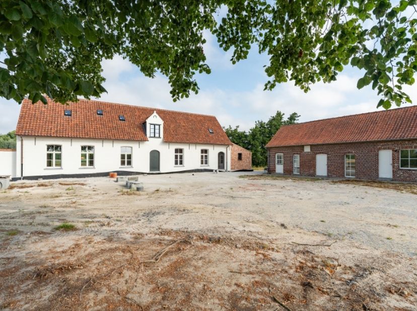 Op een idyllische locatie, op de grens tussen Moorslede en de Zilverberg, vind je deze nieuw opgetrokken, volledig onderkelderde casco hoeve.<br />
De