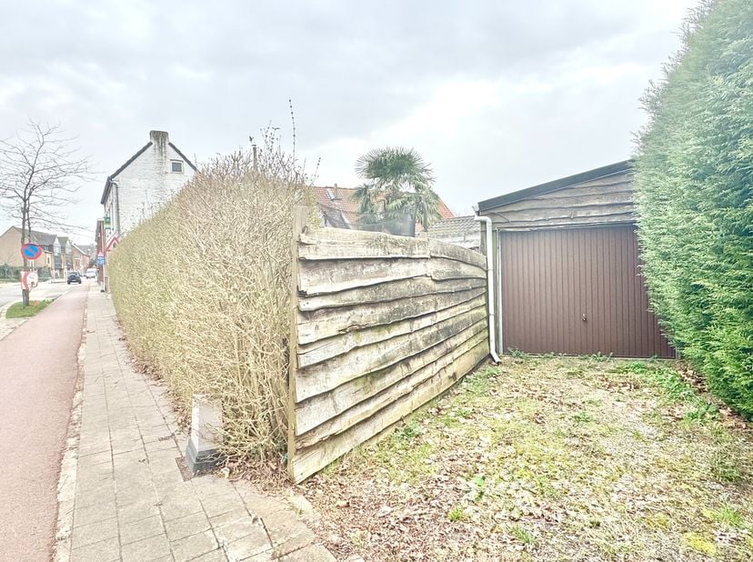 Een woonhuis, op en met de grond en aanhorigheden gelegen Oeselgemstraat 67; Gunstig gelegen nabij de invalswegen naar de autostrade en alles wat men