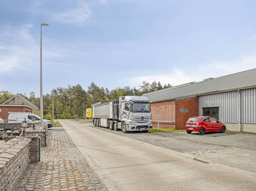 Dit goed gelegen bedrijfspand in Hechtel-Eksel (Zandstraat 1.1, 3940) beschikt over een ruim magazijn en biedt een uitstekende oplossing voor uiteenlo