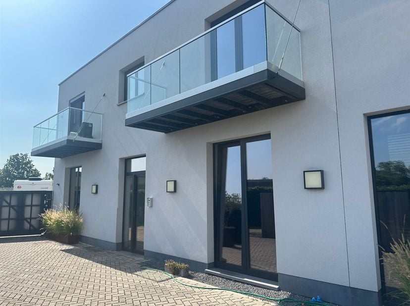 Ruim appartement met loftgevoel.<br />
Appartement gelegen op de eerste verdieping.<br />
Het appartement omvat een ruime berging, een grote living