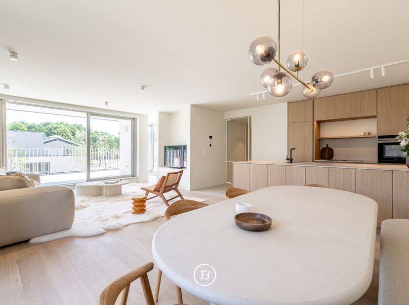 Cet appartement au premier étage fait partie du projet de construction Aquilo, situé dans le paisible et élégant Sint-Idesbald. Le projet allie une ar