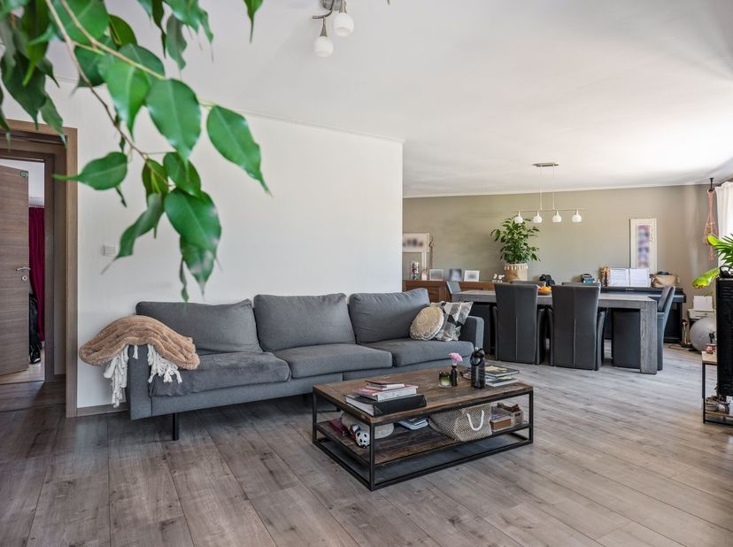 Dit stijlvolle appartement biedt de ideale combinatie van comfort, ruimte en hedendaags woonplezier.<br />
De ruime en lichtrijke leefruimte met eetp