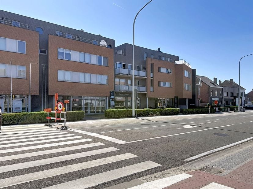 Ruim duplexappartement met twee slaapkamers, autostaanplaats en kelder, gelegen te Bierbeek, Tiensesteenweg 110 bus 4.<br />
Dit ruime duplexappartem