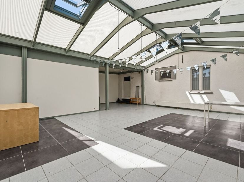 Op zoek naar een ruime, lichtrijk appartement met veel mogelijkheden? Dit instapklaar appartement combineert comfort en ruimte op een ideale manier.<b