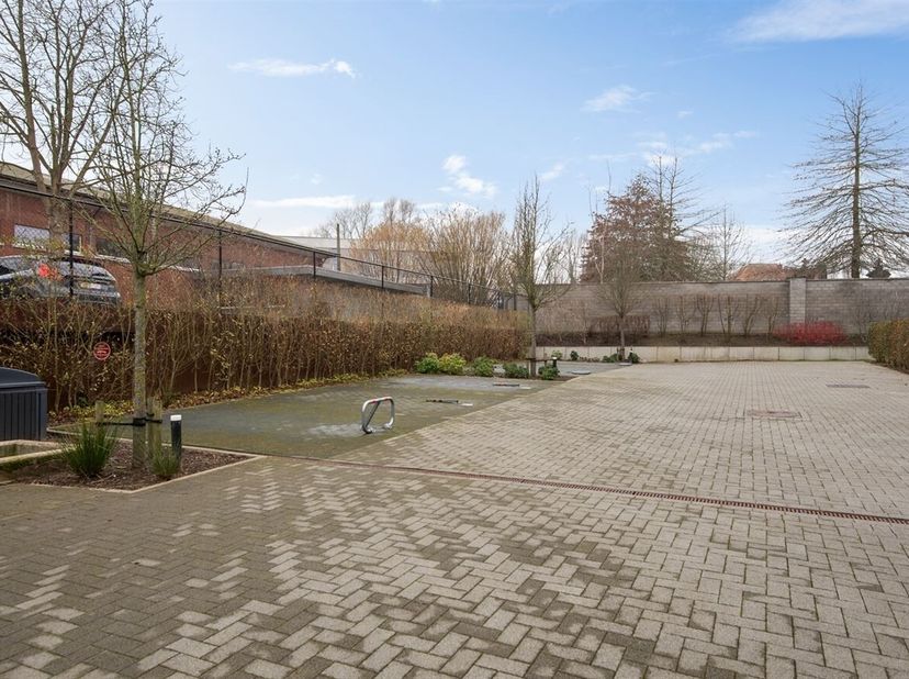 Vous cherchez un parking sûr et facilement accessible à Steendorp ? Ce parking en surface, situé dans la Gelaagstraat, est la solution idéale pour les