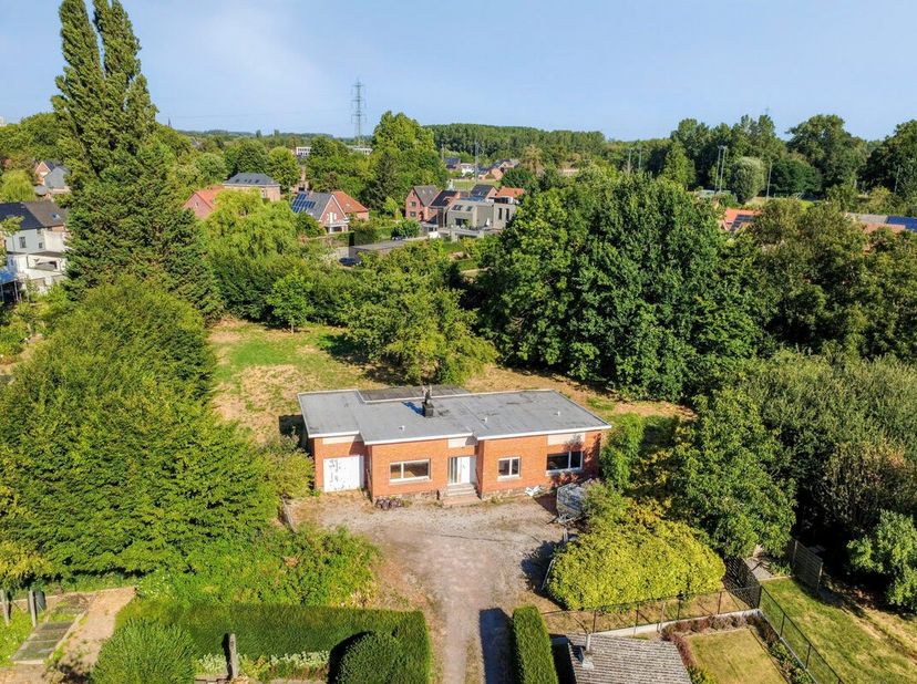 Deze te renoveren open bebouwing is gebouwd in 2de orde wat voor de nodige privacy zorgt. De woning is te bereiken met een lange en private oprit.<br