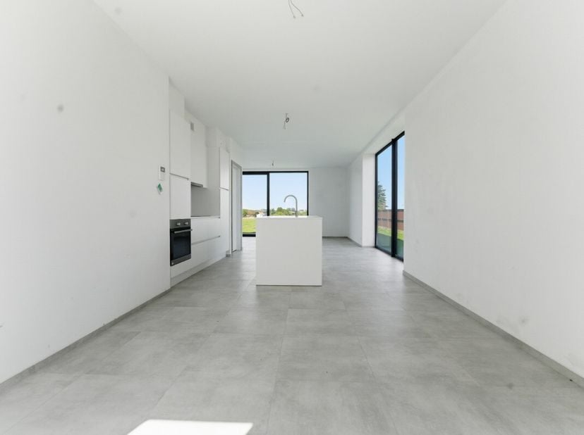 Propriété moderne jumelée avec grand jardin et vues Vivre sur un terrain spacieux avec vue sur les prairies ? Cette luxueuse villa allie confort moder