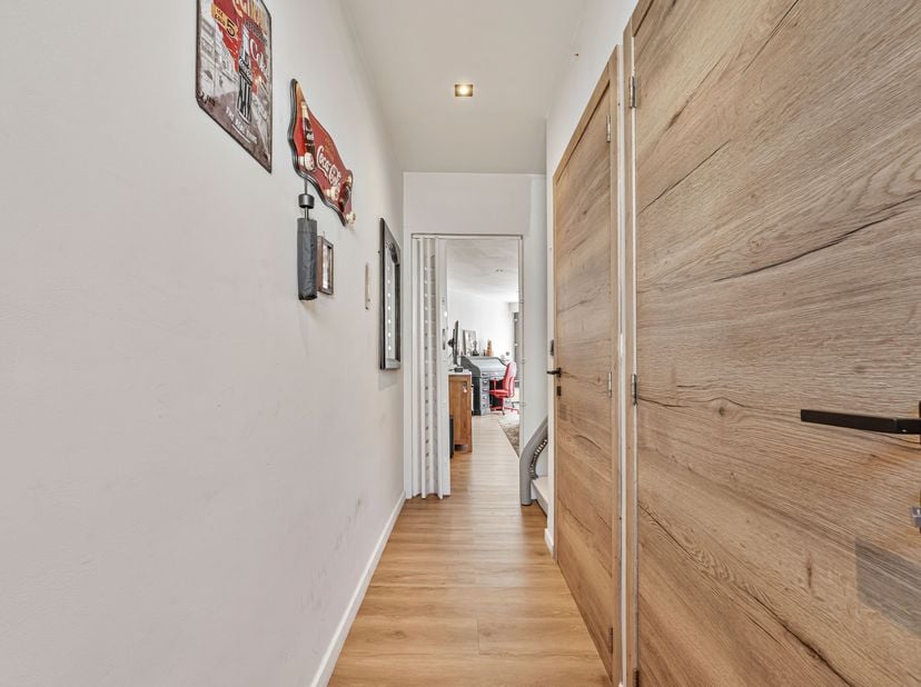Instapklare woning vlakbij het centrum en het station van Roeselare zoekt nieuwe eigenaars!<br />
We betreden de woning via de inkomhal die ook over e