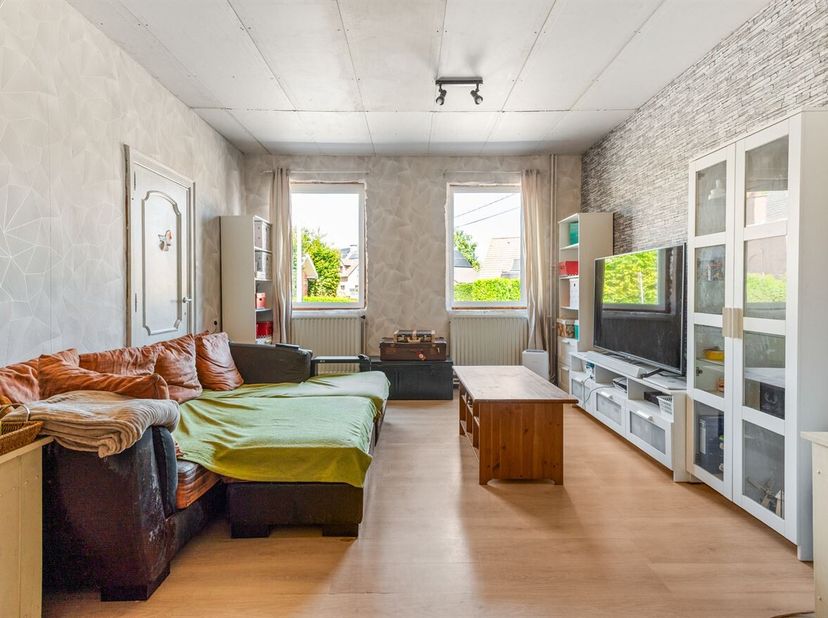 Renovatiewoning met 3 slaapkamers, zuidgerichte tuin en bijbouw van circa 90 m² in Zoutleeuw.<br />
Aan de Grote Steenweg 178 vindt u deze gesloten be
