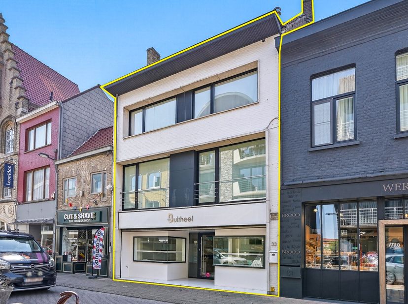 Multifunctionele woning met handelsruimte in hartje Veurne. Op een uitstekende centrale ligging in Veurne bevindt zich dit veelzijdige eigendom, besta