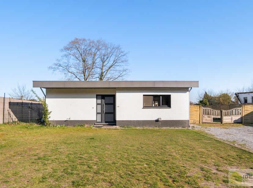 IDEALIS VASTGOED - CHARMANTE INSTAPKLARE GEZINSWONING MET EEN LICHTRIJKE LEEFRUIMTE, MODERNE OPEN KEUKEN MET KOOKEILAND, 3 RUIME SLAAPKAMERS EN BADKAM