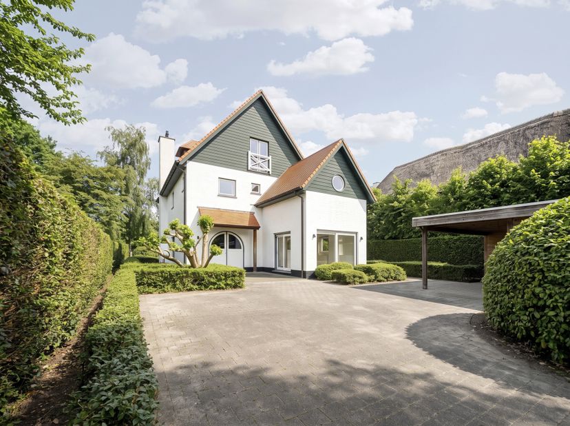 Lichtrijke villa van ca. 295 m² met uniek uitzicht op de Royal Zoute Golf Club in Knokke.<br />
De ruime inkomhal met vestiaire geeft toegang tot de l