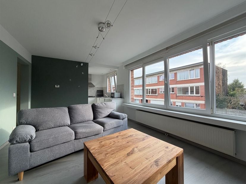 Indeling: Leef- en eetruimte, open keuken, 1 slaapkamer, badkamer, bergruimte.<br />
<br />
Beschrijving: Dit lichtrijke appartement is gelegen op d