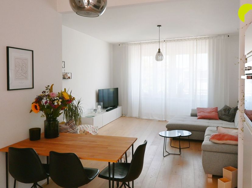 Ce bel appartement 1 chambre, parfaitement entretenu et prêt à emménager, est situé au deuxième étage d'un petit immeuble comprenant seulement trois a
