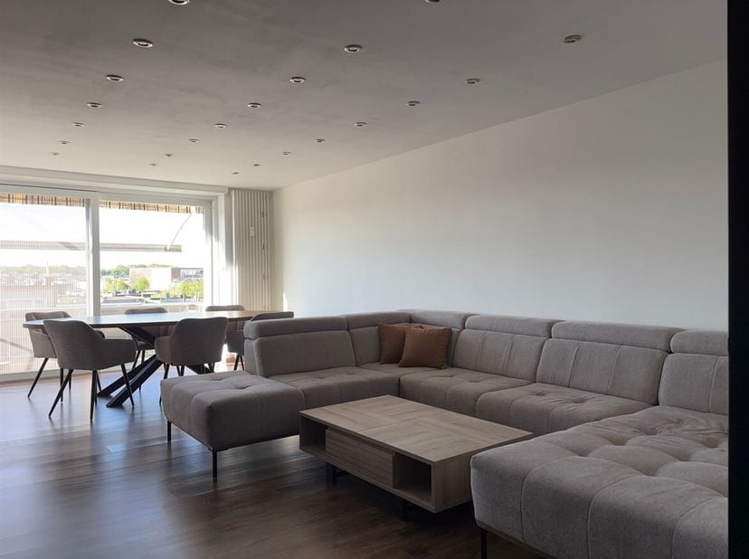 Prachtig gerenoveerd 2 slaapkamer appartement<br />
Volledig gerenoveerd appartement gelegen in de Ter Heydelaan te Deurne, op een gunstige locatie me