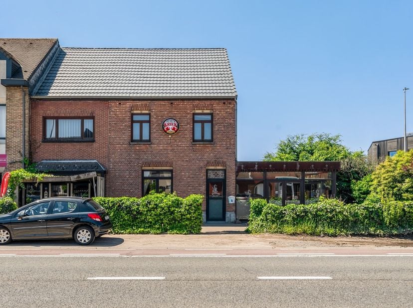 Handelshuis met woonst op toplocatie in Lommel<br />
<br />
Dit handelshuis is gelegen in de Stationsstraat te Lommel, midden tussen andere handelszak