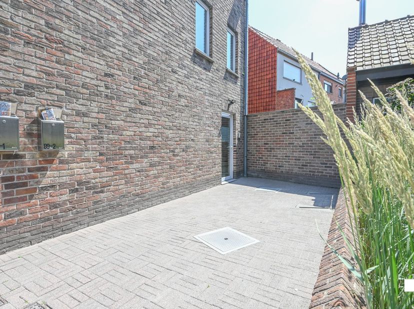 Dit stijlvol gerenoveerde duplexappartement bevindt zich op de tweede verdieping van een kleinschalige residentie, bestaande uit twee appartementen en