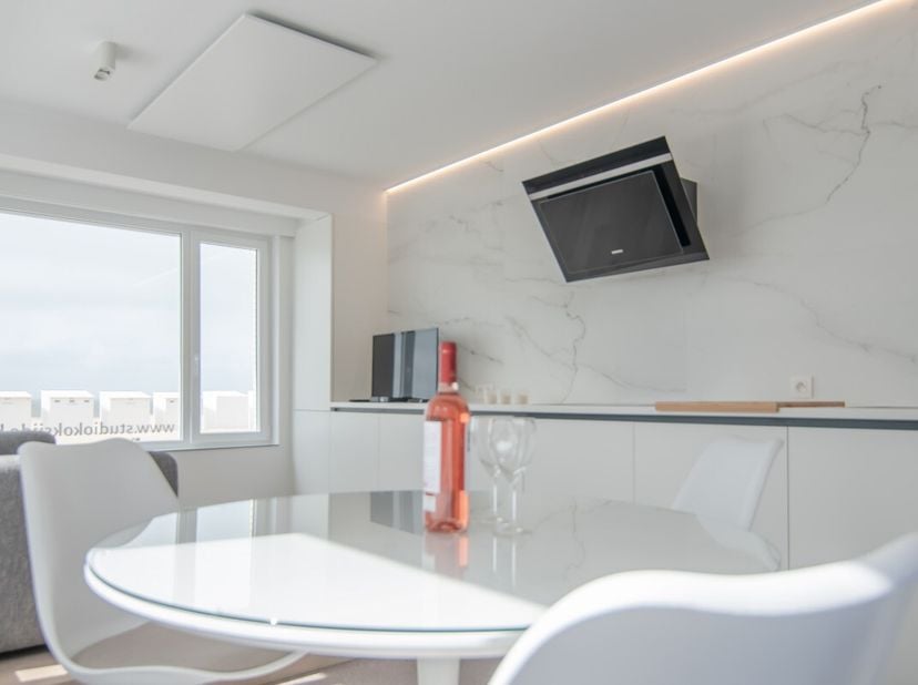Te koop: gerenoveerde studio in Koksijde, gelegen op de zeedijk met prachtig vrij zicht op zee. Deze charmante studio bevindt zich in de Scheepsjongen
