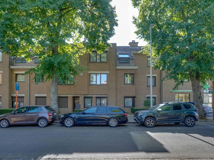 Dit mooi onderhouden appartement ligt in de Hovenierstraat, op wandelafstand van het centrum van Sint-Truiden. Het ligt volledig op het gelijkvloers e