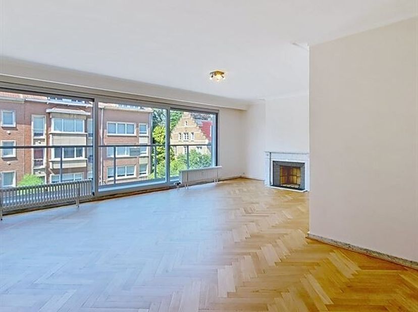 Espace Immo Brussels vous présente, Quartier Chant d'Oiseau, ce magnifique appartement de ±118 m² situé dans une petite copropriété.<br />
Il se compo