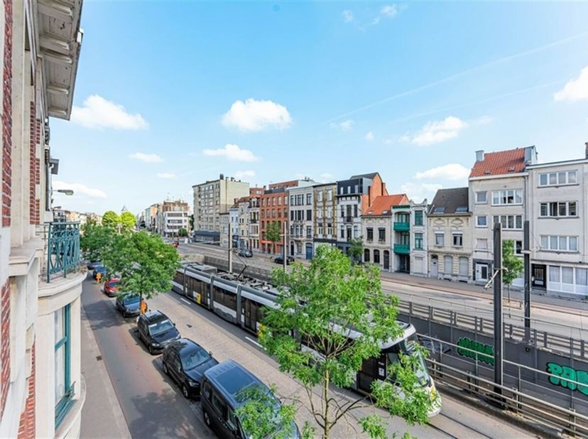 Deze karaktervolle woning biedt verrassend veel ruimte en tal van mogelijkheden, zowel voor grote gezinnen als voor wie wonen en werken wenst te combi