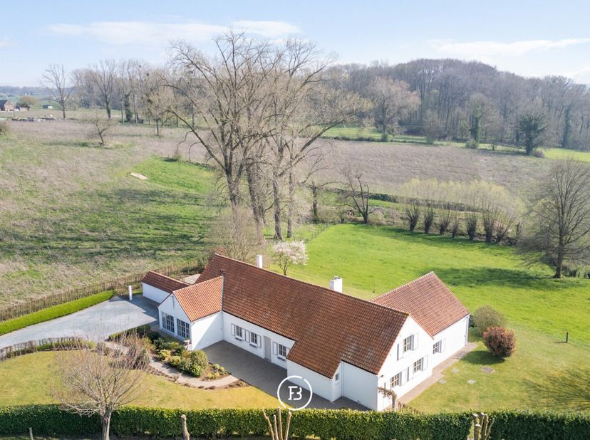 Découvrez cette charmante maison de campagne offrant de superbes horizons sur un terrain exceptionnel denviron 78 ares, entouré de vastes prairies.<br