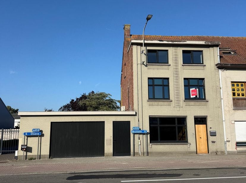 Gelegen nabij scholen en centrum, bestaande uit inkomhal, open keuken met eethoek en living met parket. Op eerste verdiep een ruime slaapkamer en ruim