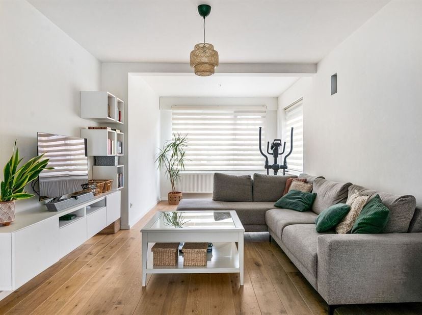 Bent u op zoek naar een instapklare gezinswoning waar ruimte, comfort en energiezuinigheid hand in hand gaan? Dan zal deze prachtig gerenoveerde HOB u