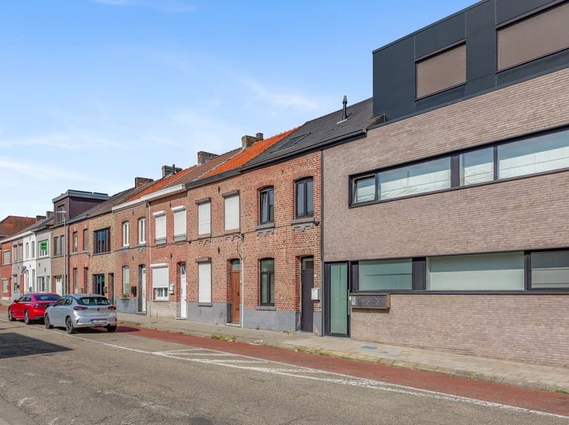 In de Kattenstraat 24 in Sint-Truiden bevindt zich deze volledig gerenoveerde en instapklare rijwoning. Dankzij de uitstekende EPC-score A geniet u va